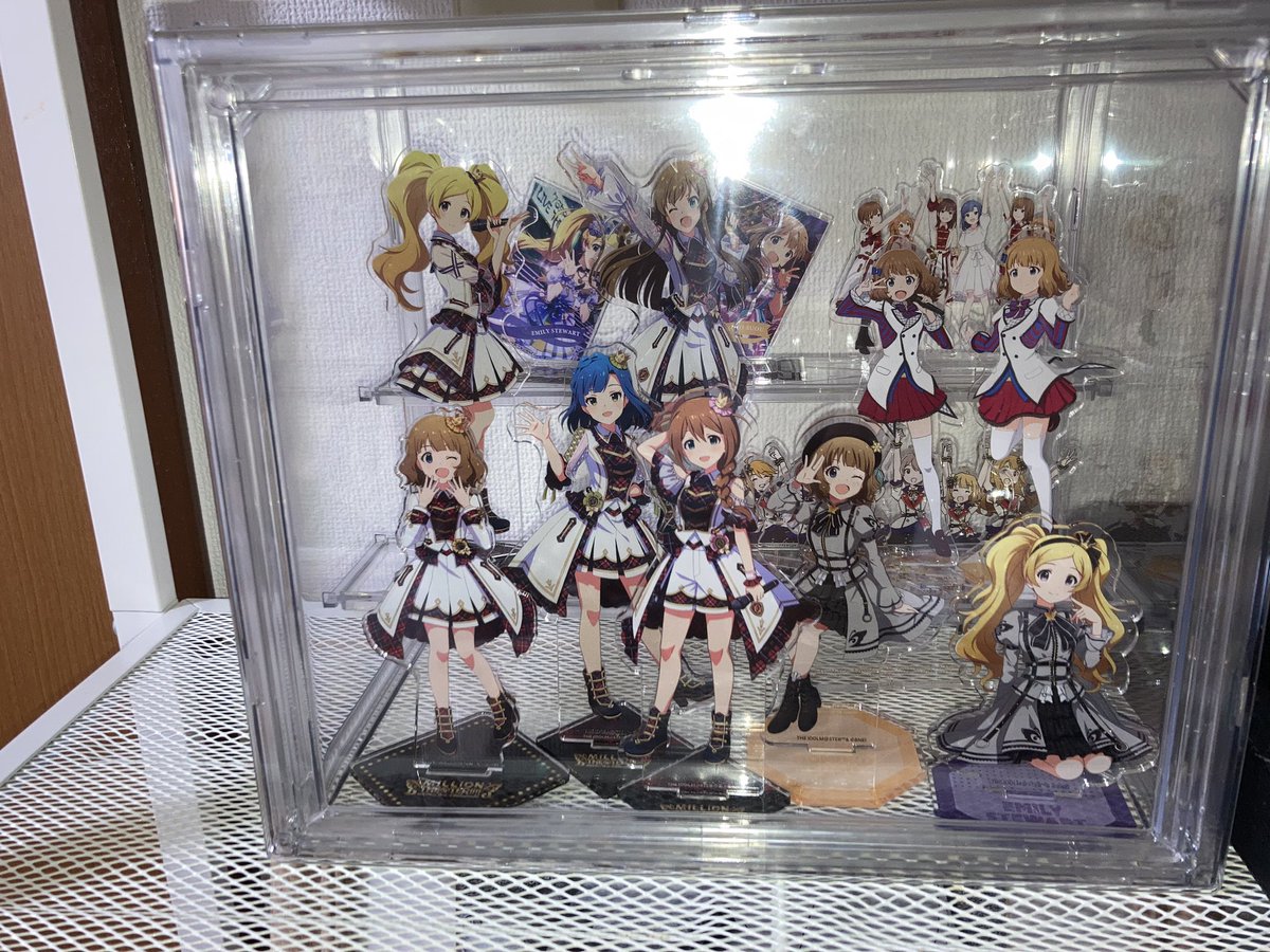 ダイソーの組み立てタイプの透明コレクションケースを買いました 早速