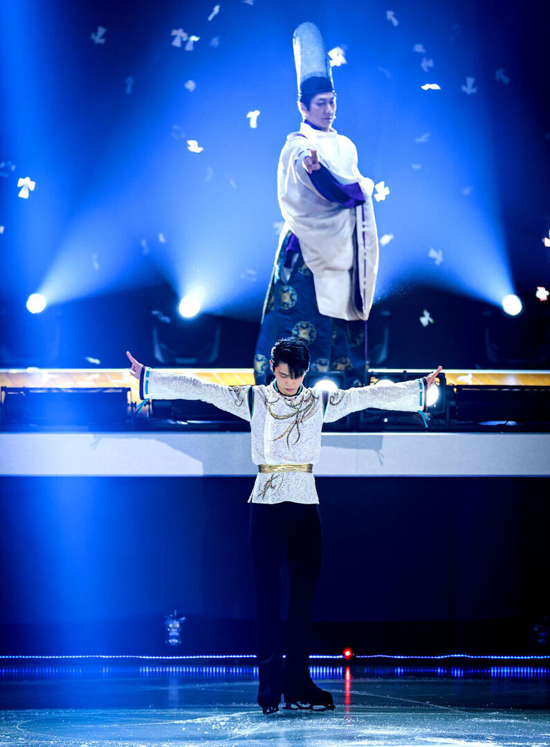 陰陽師・野村萬斎と、式神・羽生結弦。 アイスリンクに投影された五芒