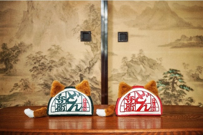 どんぎつねさん”をイメージしたポーチ登場！ 「日清のどん兵衛」45周年