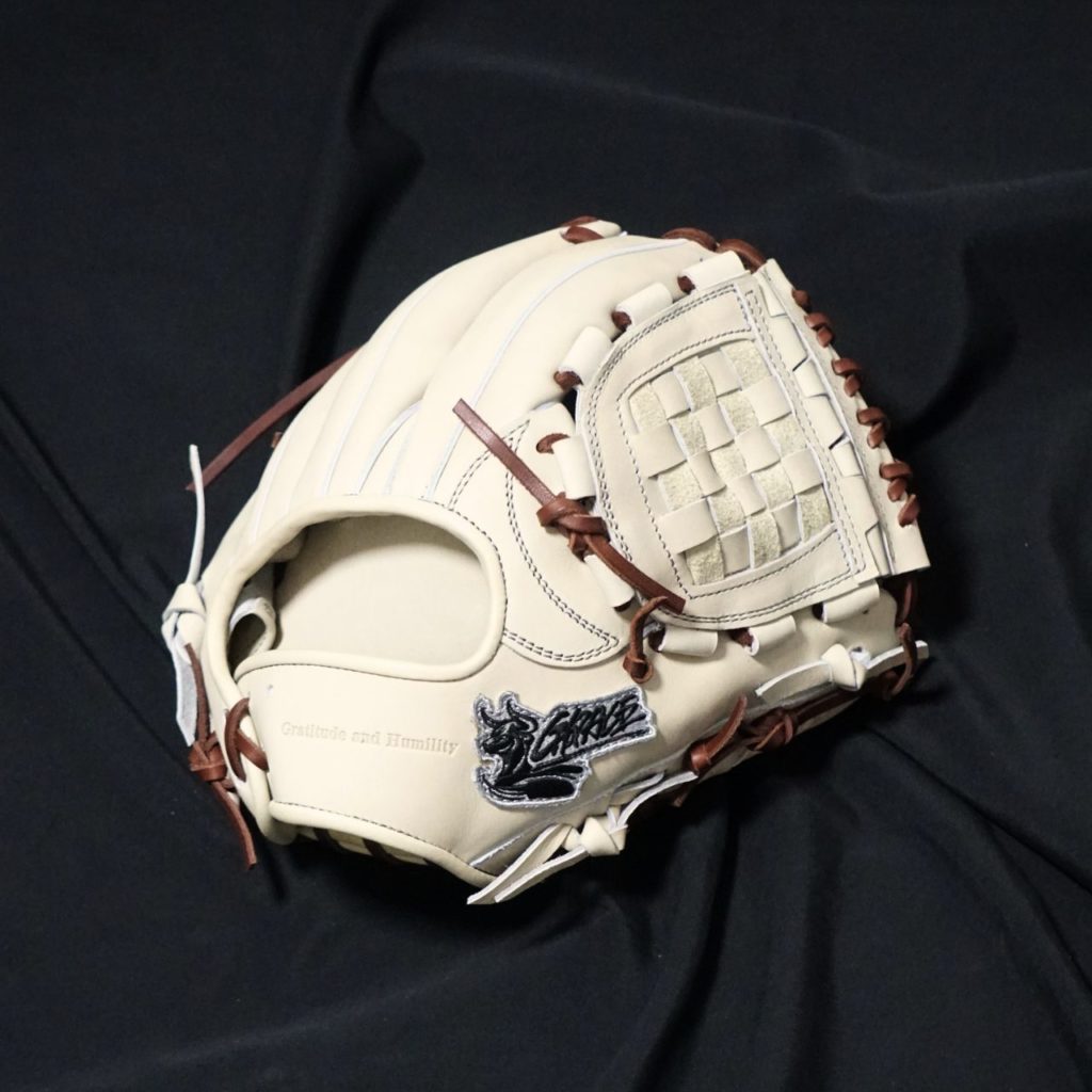 スマホ越しに実寸大でグラブを見る | 【R-GRACE】アールグレイス