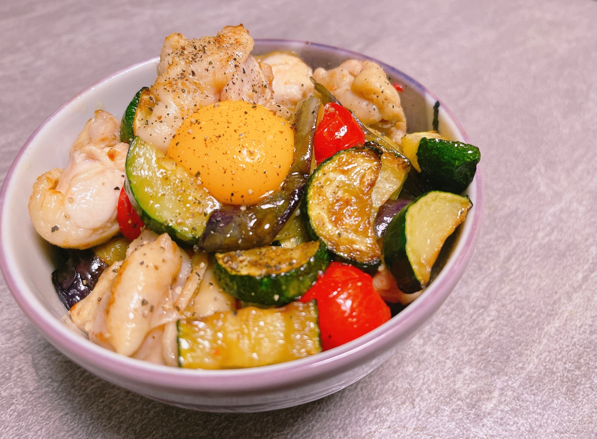 スタミナ満点！ごろっと夏野菜のガーリックチキン丼 レシピ・作り方 by