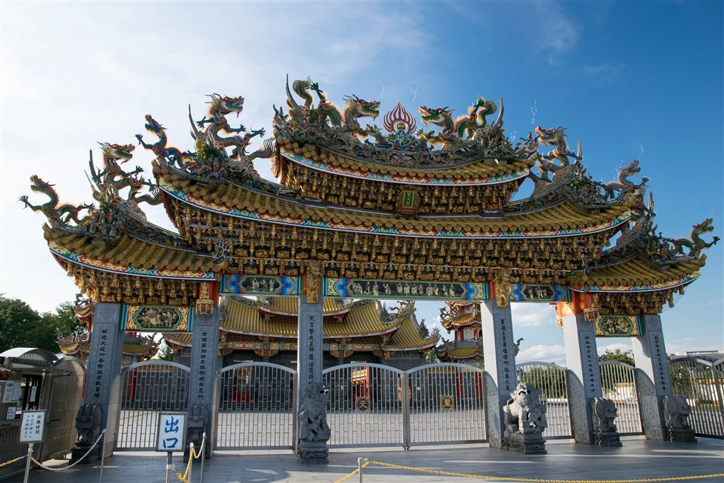 画質はレンズ次第』 ニコン D5300 ダブルズームキット [レッド] 脚下