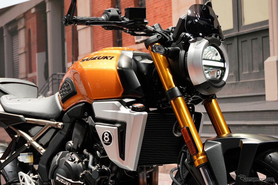 待望の日本仕様が公開！ オレンジに光るスズキの新型ネオレトロバイク