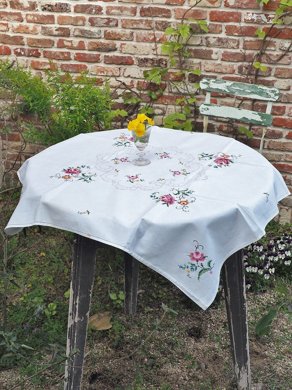 フランスクロスステッチが素敵なテーブルクロスはかわいいアンティーク