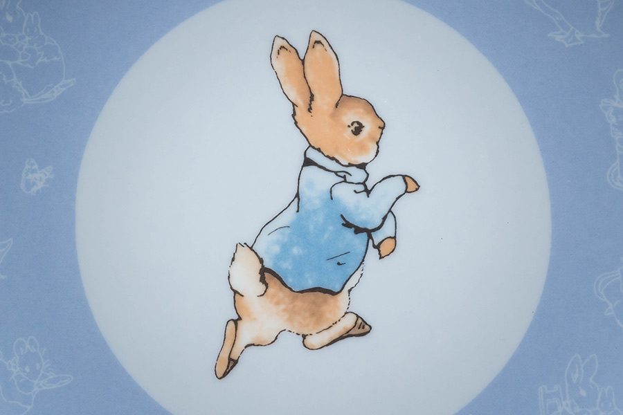 ウェッジウッド ピーターラビット 絵本出版100周年記念プレートを