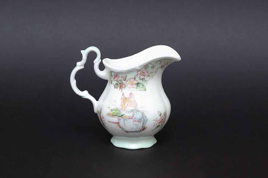 ロイヤル・ドルトン ブランブリーヘッジ ティーサービス クリーマーを