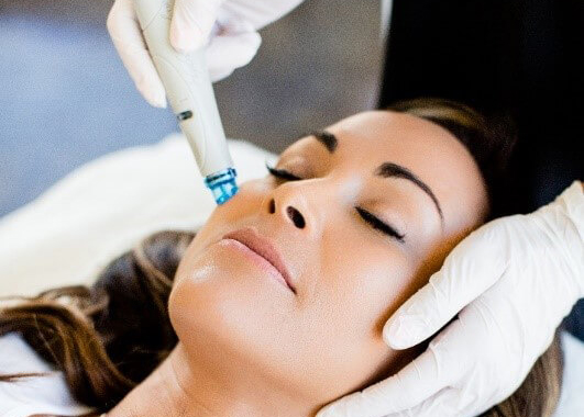 お肌のザラつき・くすみに！美容液の水流で毛穴の黒ずみまで徹底洗浄