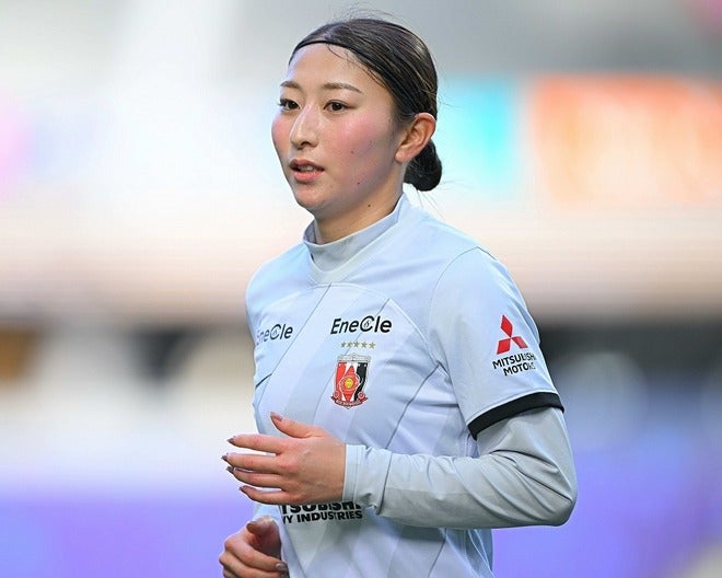 水着姿にドキッ」浦和L・塩越柚歩の“夏の先取り”ショットに反響続々