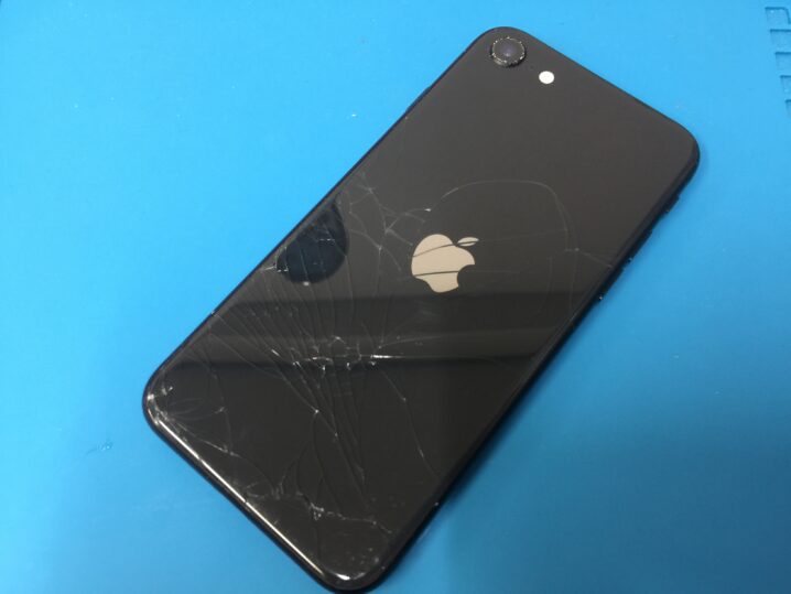 iPhoneSE2ブラックの背面ひび割れはバックパネル交換で対応できます