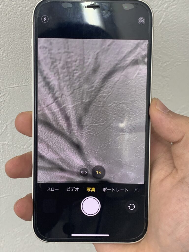 カメラレンズが割れていなくとも、ひび割れた様に表示される事が