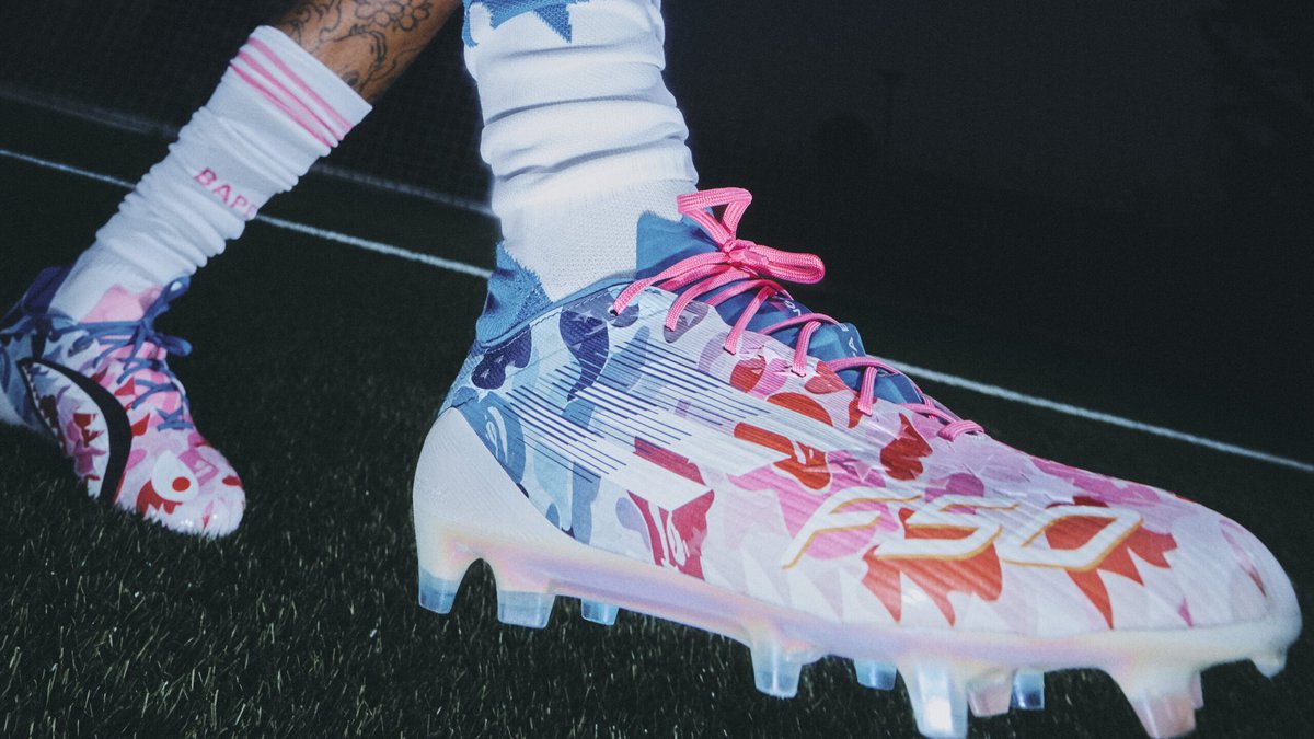 アディダス×エイプの伝説コラボがピッチにも」大人気サンバ、天然芝