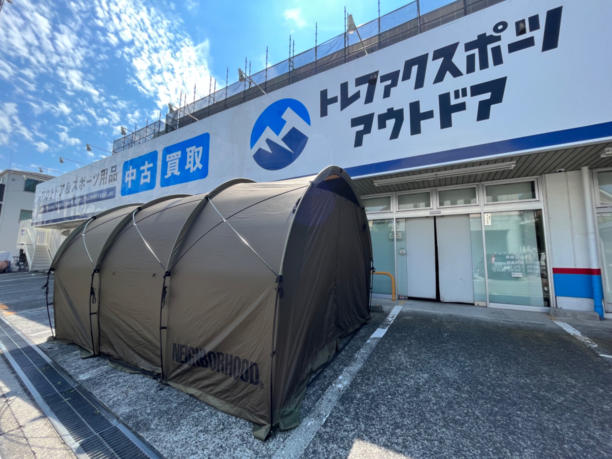 ヘリノックス×ネイバーフッド！自立するトンネルシェルター「E-HANGER