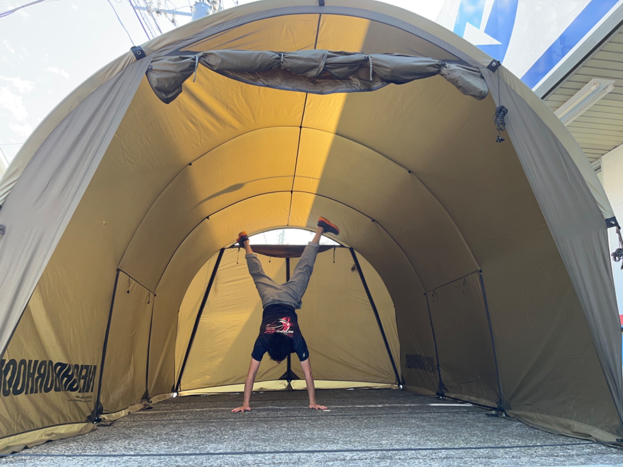 ヘリノックス×ネイバーフッド！自立するトンネルシェルター「E-HANGER