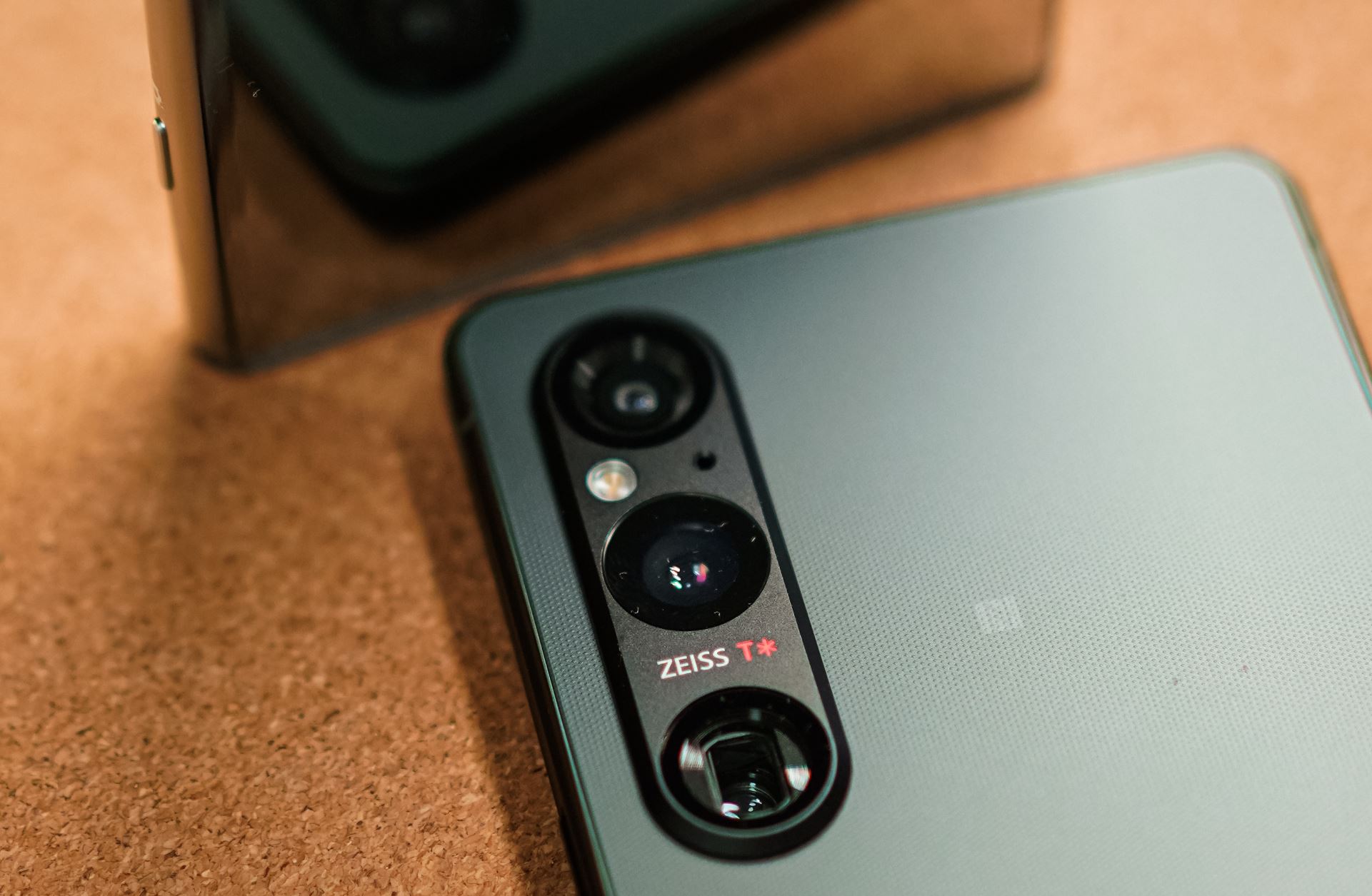 Xperia 1 V「緑」の人気がハンパない！SIMフリー版グリーンの納期が