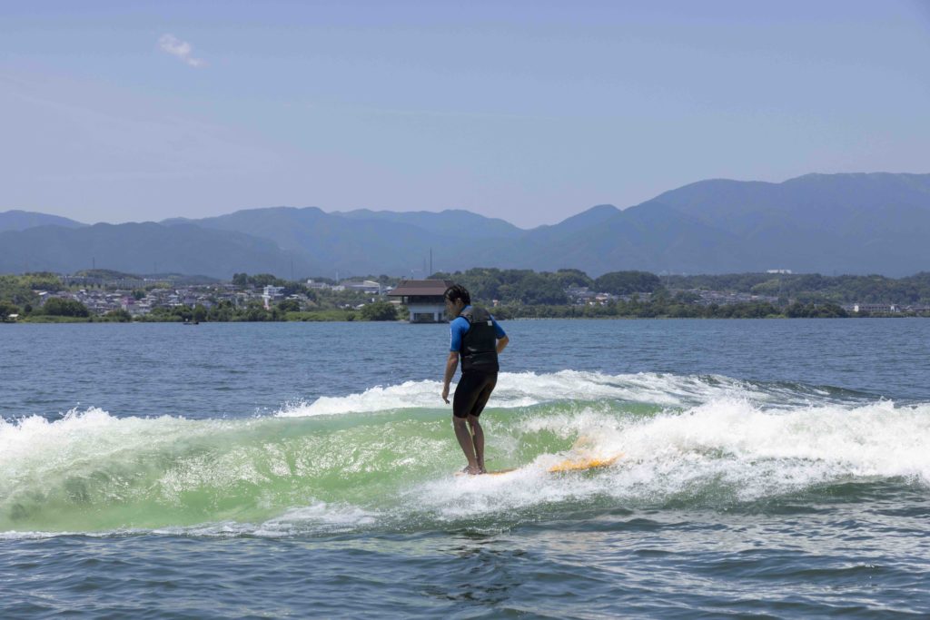 琵琶湖でブレイクする極上ウェイブ、 そこにはノーズライディングにも