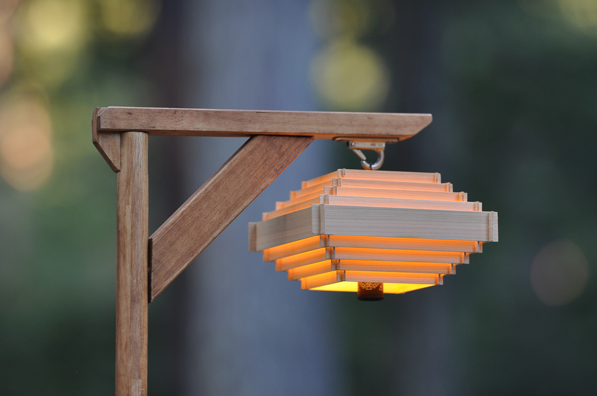 いつものLEDランタンにウッドシェードを取り付ければキャンプで和な