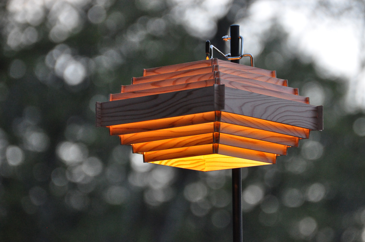 いつものLEDランタンにウッドシェードを取り付ければキャンプで和な