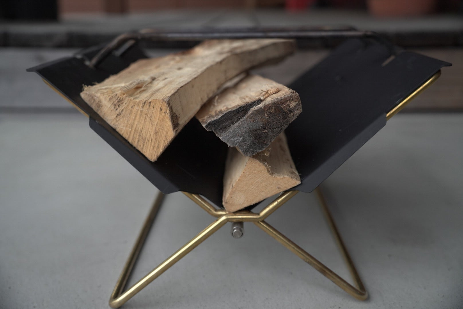 一生モノの焚き火台を。真鍮とブラック本体による美しさ、ワン