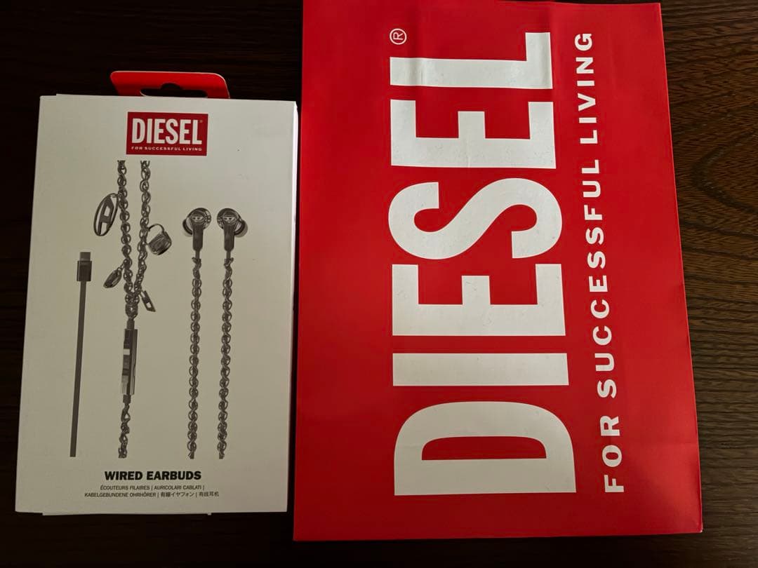 新品未開封 完売品 DIESEL シルバー有線イヤホン - メルカリ