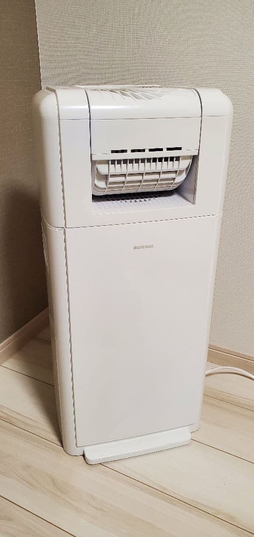 【美品】アイリスオーヤマ除湿機サーキュレーター・デシカント方式IJDC-K80 サーキュレーター衣類乾燥除湿機 デシカント式 20畳 8L 静音 1台3役
