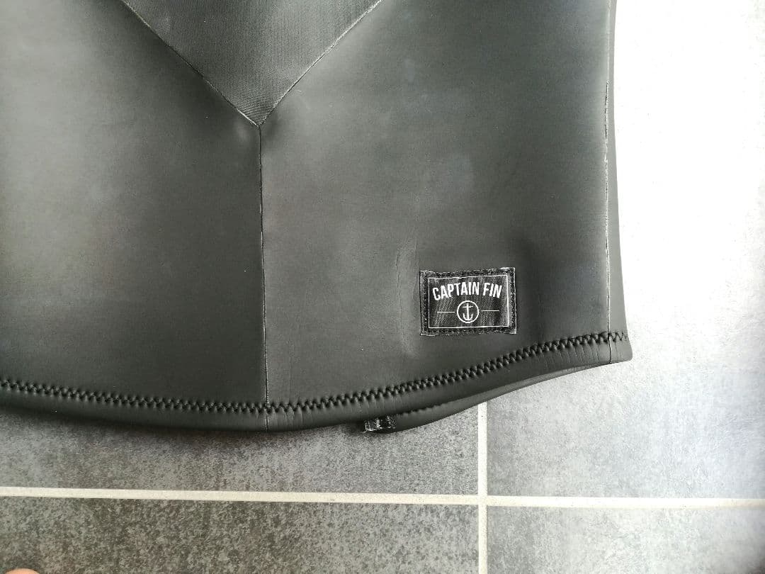 展示新古品】キャプテンフィン スキン ベスト ホワイトワッペン Mサイズ