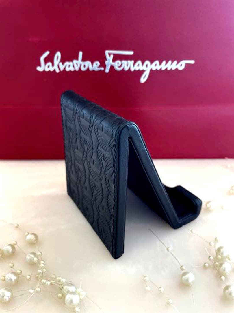 フェラガモ エンボス ガンチーニ スマートフォンスタンド スマホ