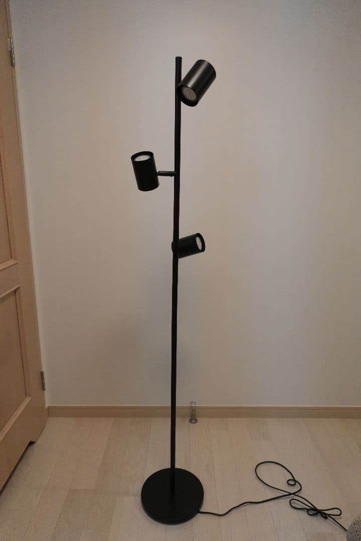 イケアIKEA ニーモーネ フロアランプ 3スポット - メルカリ