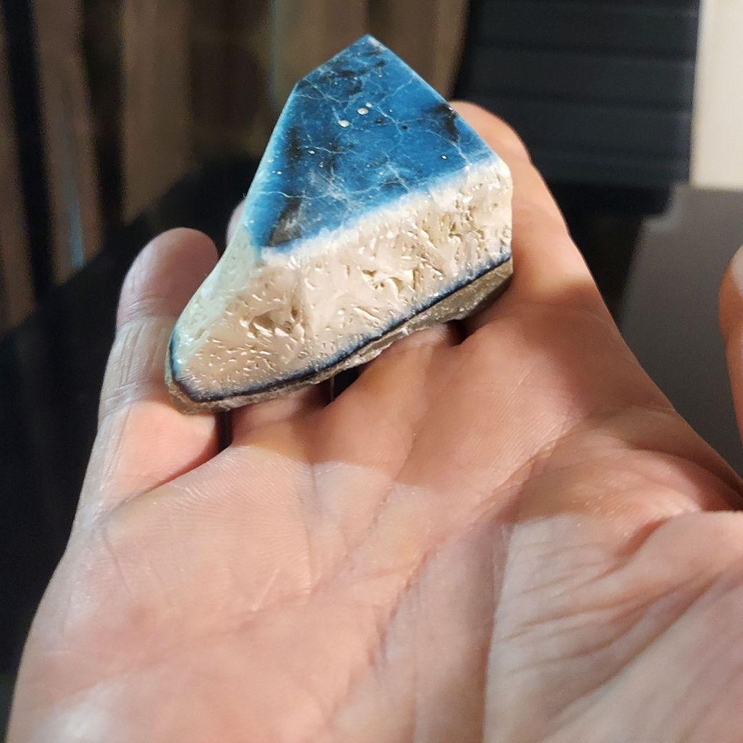 綺麗な星空カラーの激レア石ブルーアイス グレイシアライト原石表面