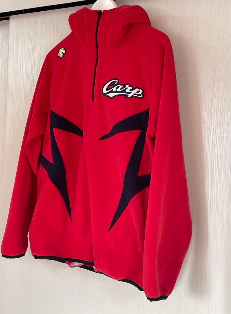 カープ×デサント フリースパーカー - メルカリ