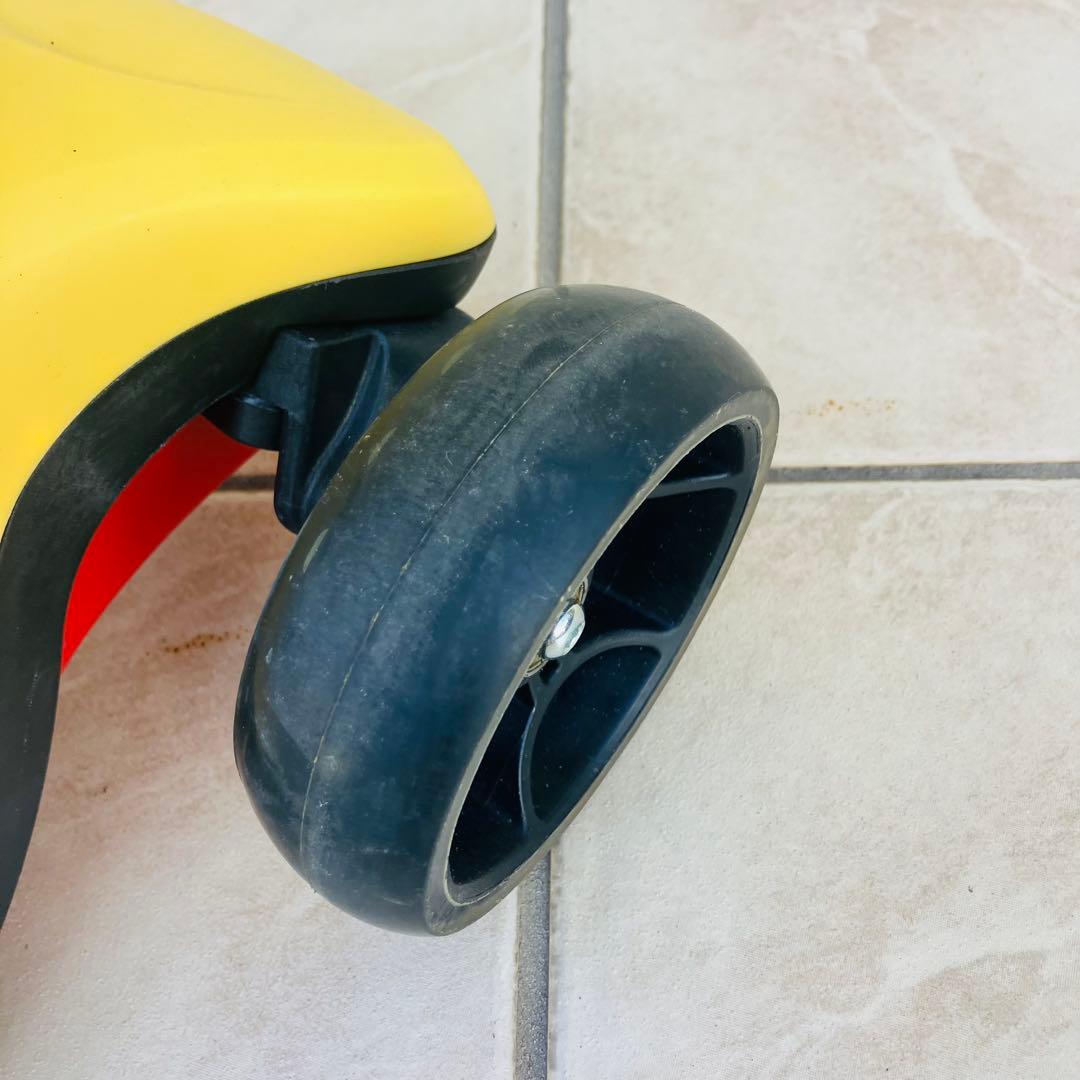 KÜB黄色い三輪スケーターホイール LEDライト 座ったり立ったりして乗れ