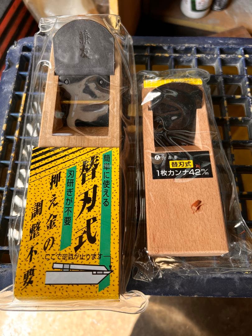 替刃式カンナになります❗️ Amazon | 角利(KAKURI) 替刃式 鉋 刃幅42mm 専用替刃 3枚入 ワンタッチ