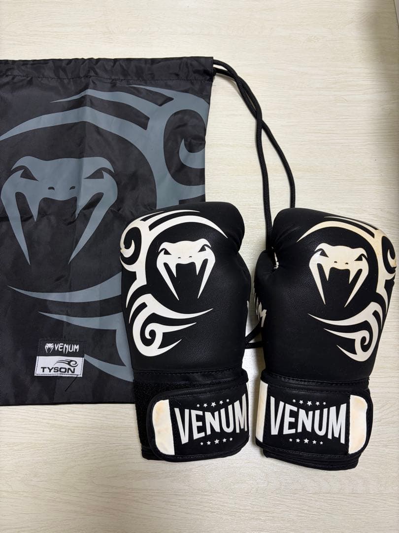 【新作】Venum ボクシンググローブ ブラック/ホワイト 10oz タイソン 8469e288cee17277ee6bbbc9ebf7b4