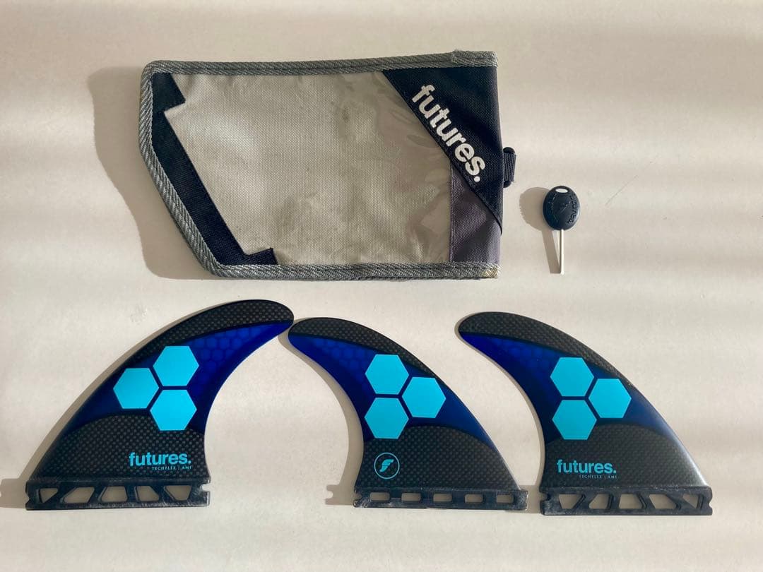 futures fin AM1 TECHFLEX スラスター Futures AM1 Techflex Tri/Quad Fin Set-Black/Blue-Medium — REAL