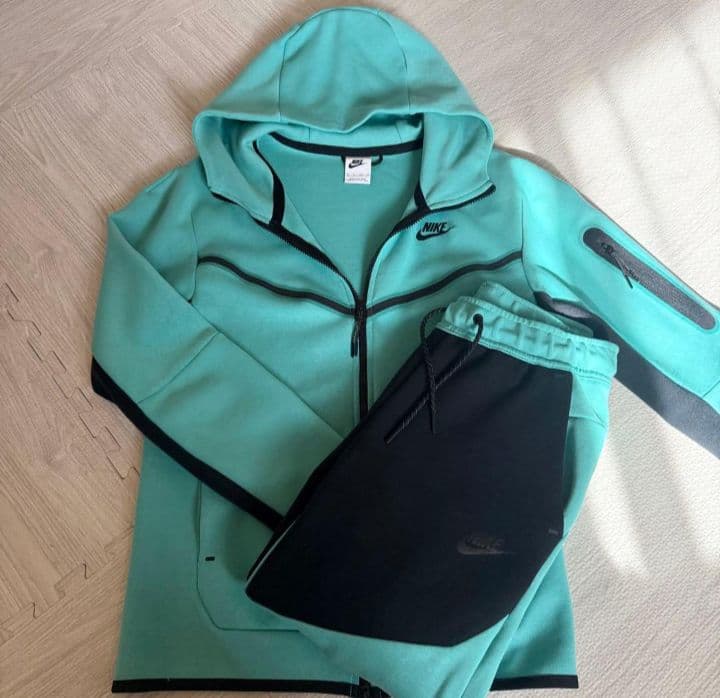 海外限定NIKE ティファニーテックフリースゴールデンサイズ上下XS