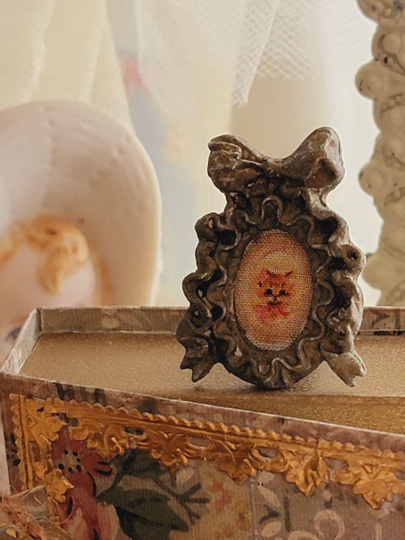 ＊ ミニ・ミニチュア リボンメダリオン フレーム＊《  ネコ様 肖像画 》