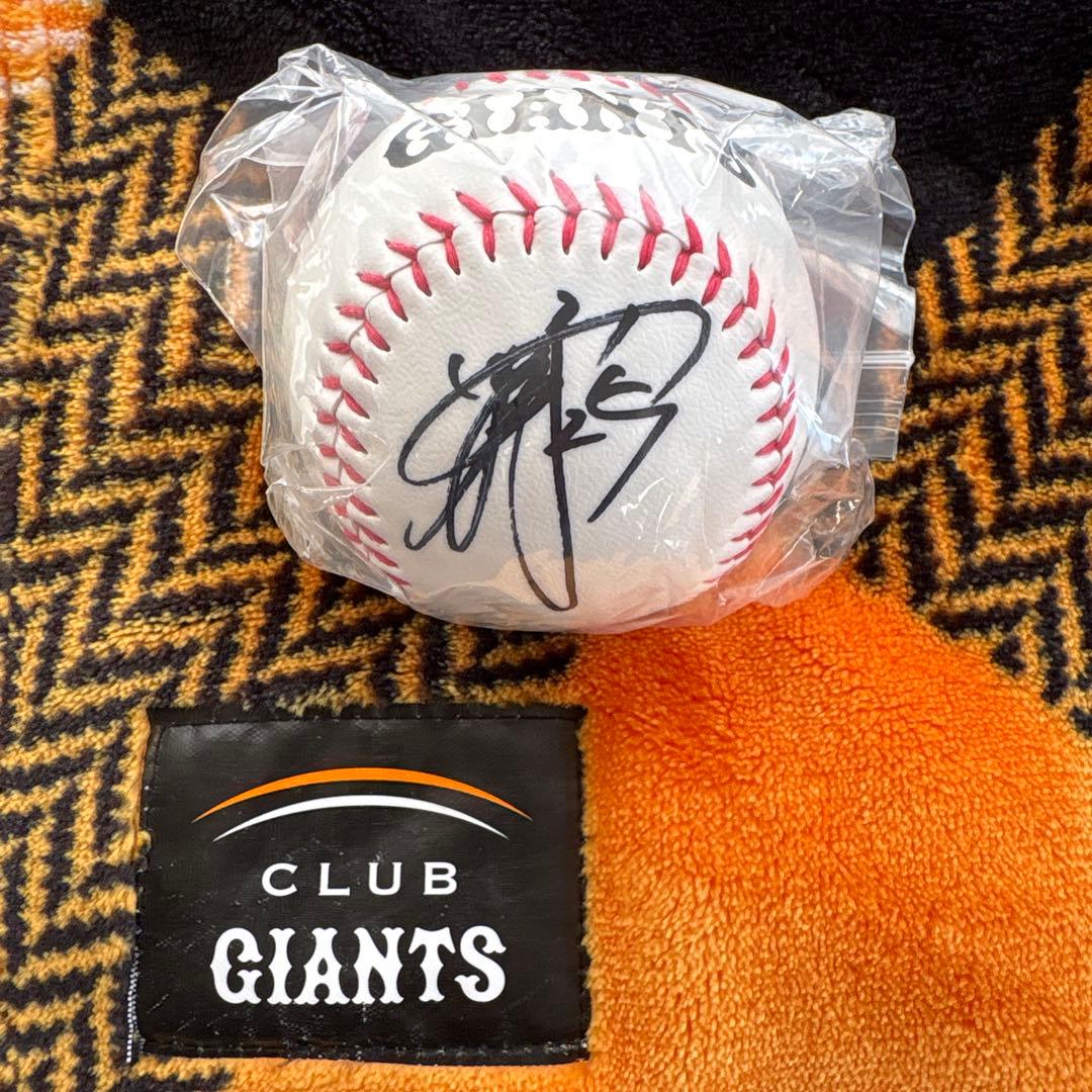 ジャイアンツ 岡本和真 直筆サインボール - メルカリ