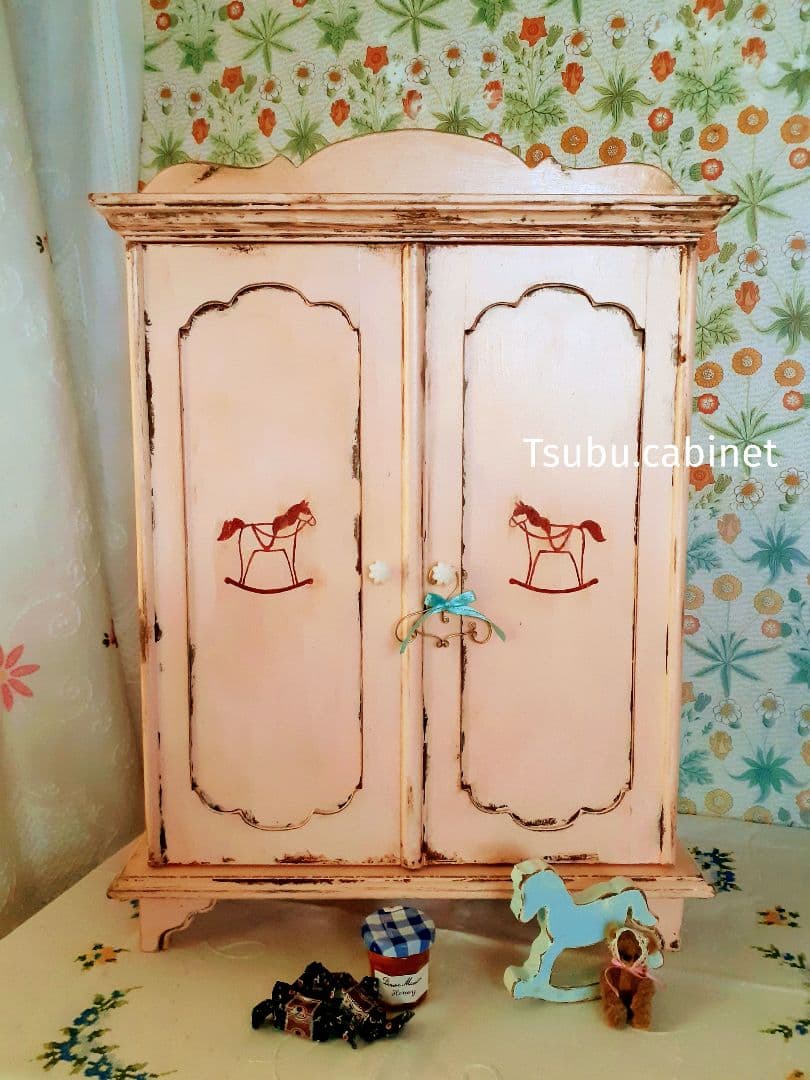 アンティーク・ヴィンテージ調　シャビー　箱扉のドールキャビネット アールヌーボーの美しいアンティークキャビネット、ステンドグラス扉の