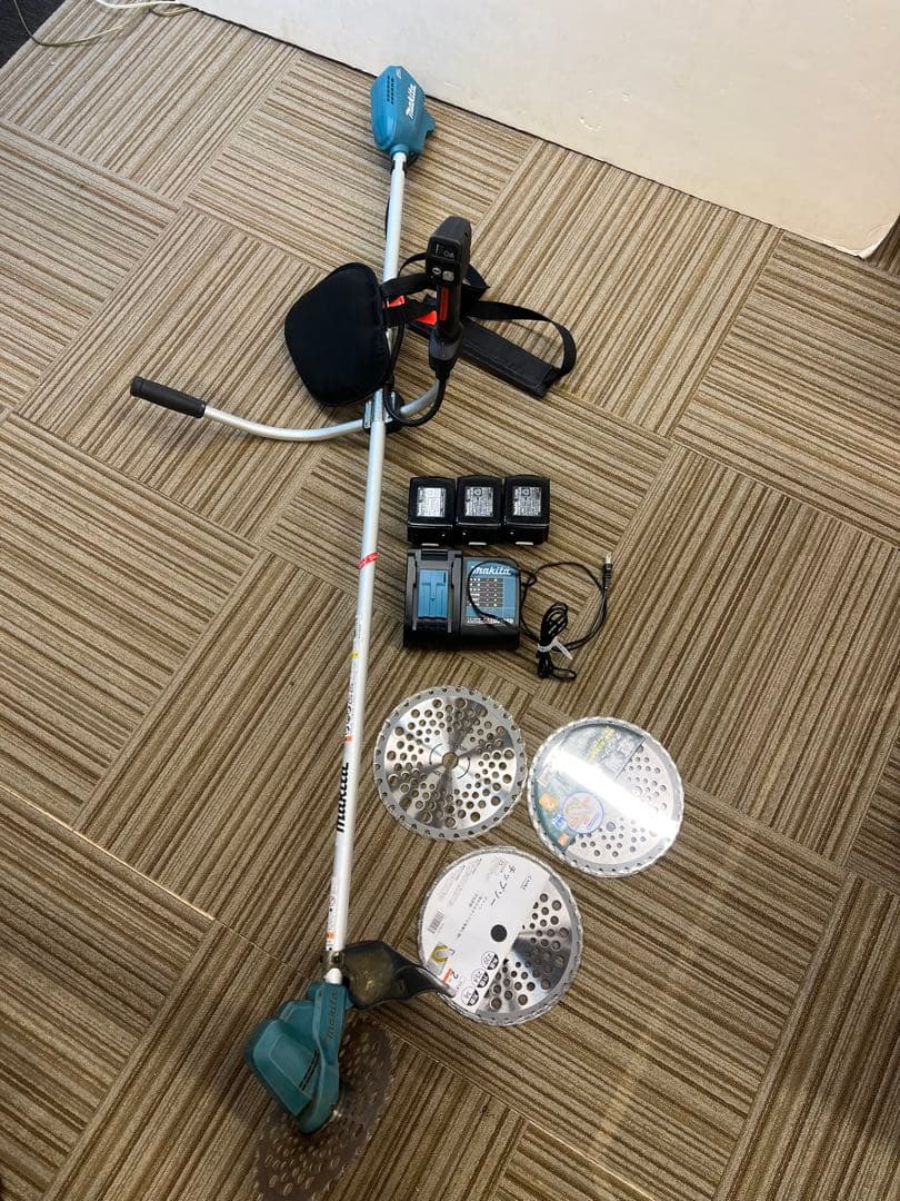 【バッテリー3個付】マキタ充電式草刈機 MUR190SDF +5枚替刃おまけ付き バッテリー3個付】マキタ充電式草刈機 MUR190SDF +5枚替刃おまけ付き