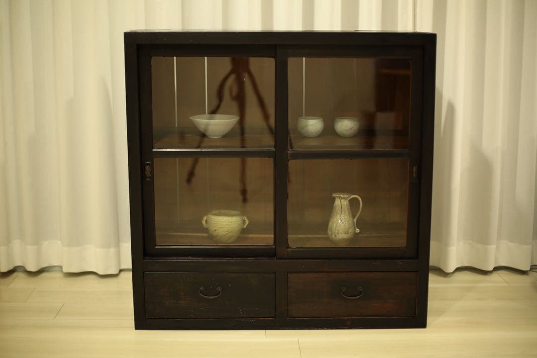 【アンティーク】ガラス戸収納棚 黒色の戸棚／ガラスケース／収納棚 アンティーク・古家具