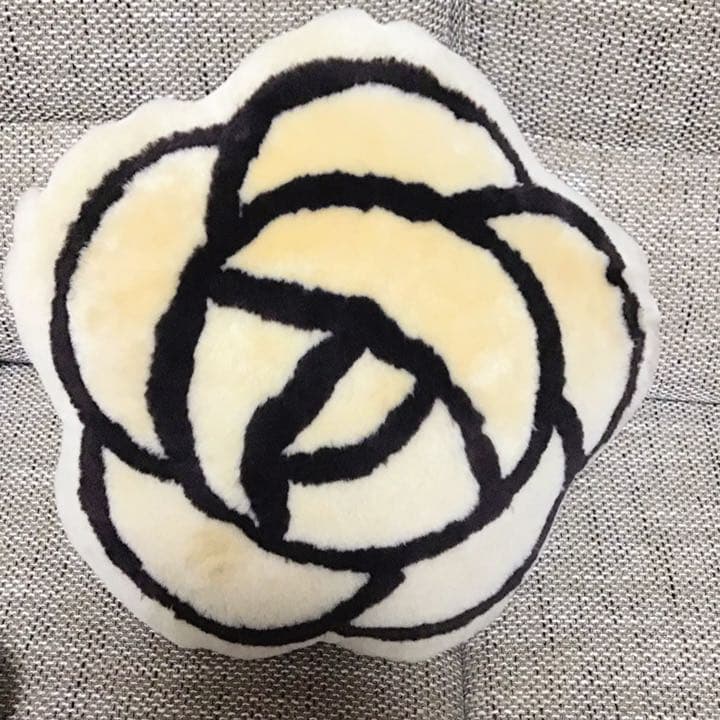 新品未使用 ムートン クッション バラ 座布団 バラ柄ムートン 40×38cm 羊毛 ファー ムートンクッション 馬蹄