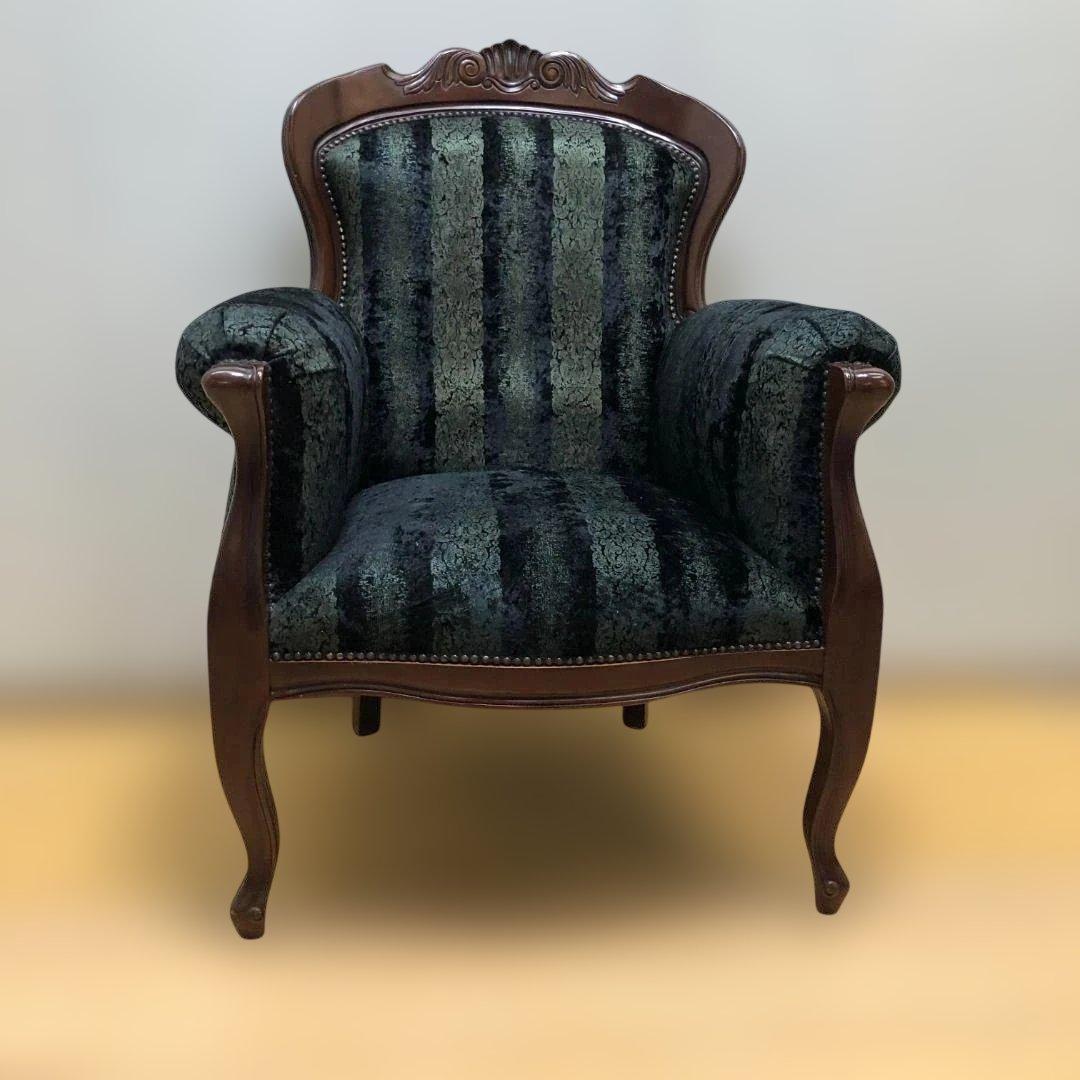 【送料無料】クラシック アームチェア 彫刻木枠 鋲打ち 1人掛け 　251224 送料無料】クラシック アームチェア 彫刻木枠 鋲打ち 1人掛け 251224