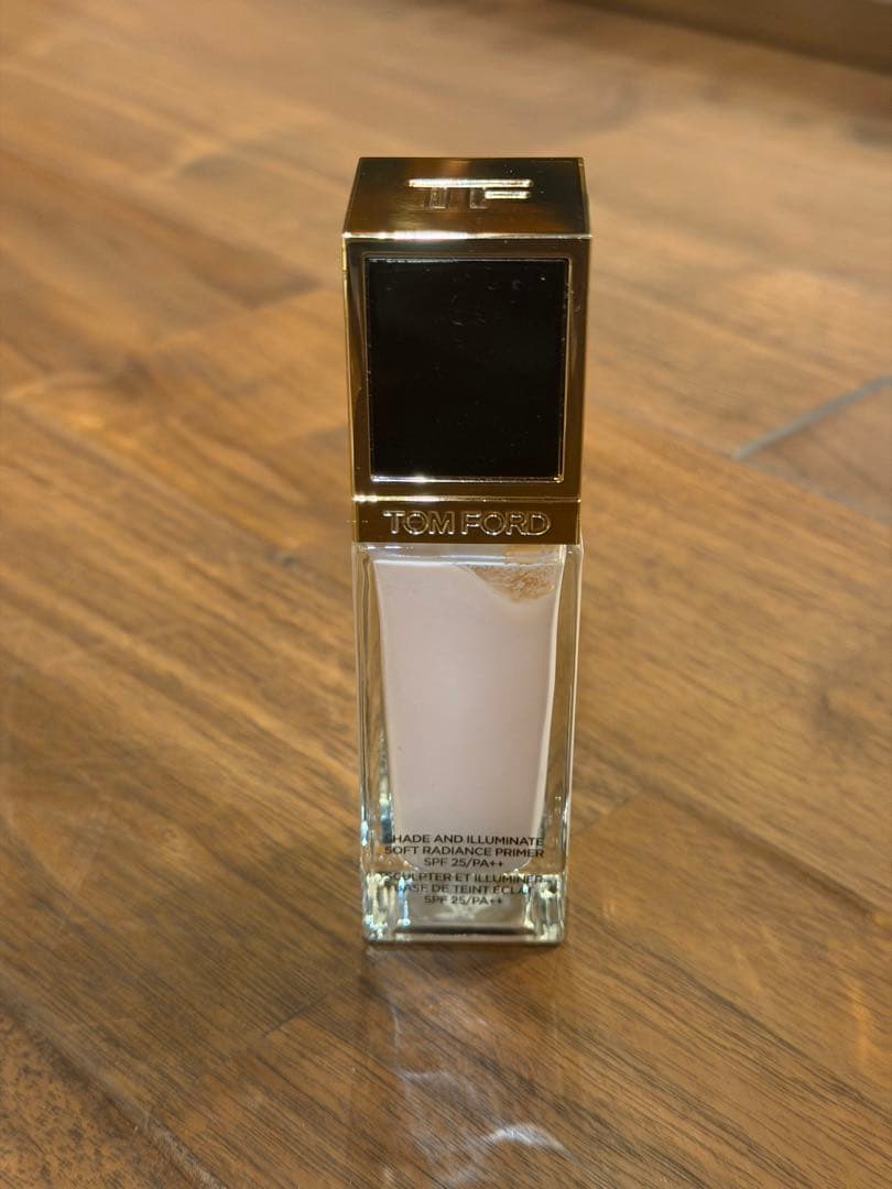 TOM FORD シェイドアンドイルミネイトソフトラディアンスプライマー