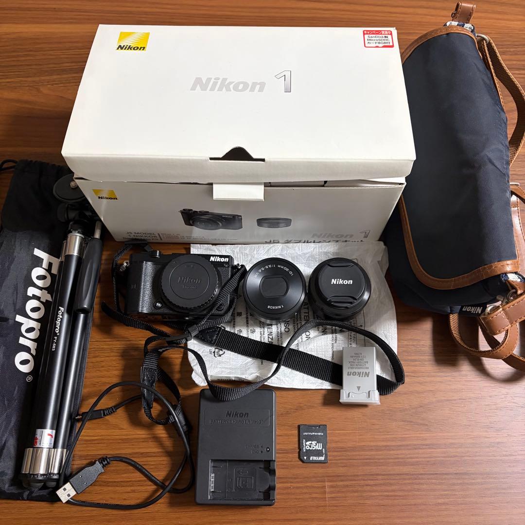 Nikon 1 J5 本体　単焦点レンズ・三脚・カメラケース付き Amazon.com : Nikon 1 J5 Mirrorless Digital Camera (Silver Body