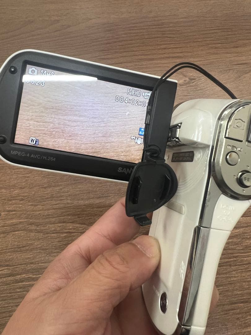 SANYO サンヨー デジカメ Xacti DMX−CG100 ホワイト - メルカリ