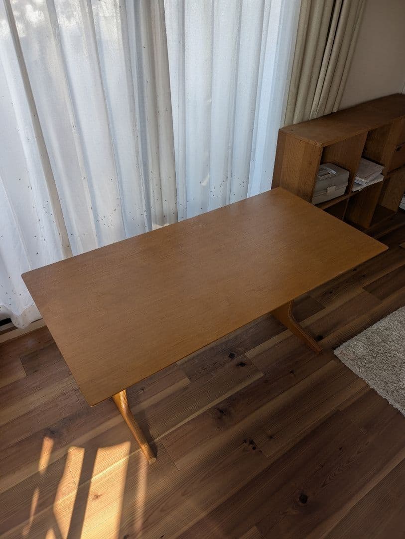 リビングでもダイニングでもつかえるテーブル・ 2・オーク材 新宿通り】コンパクトなスペースで快適に過ごせる「リビングでも