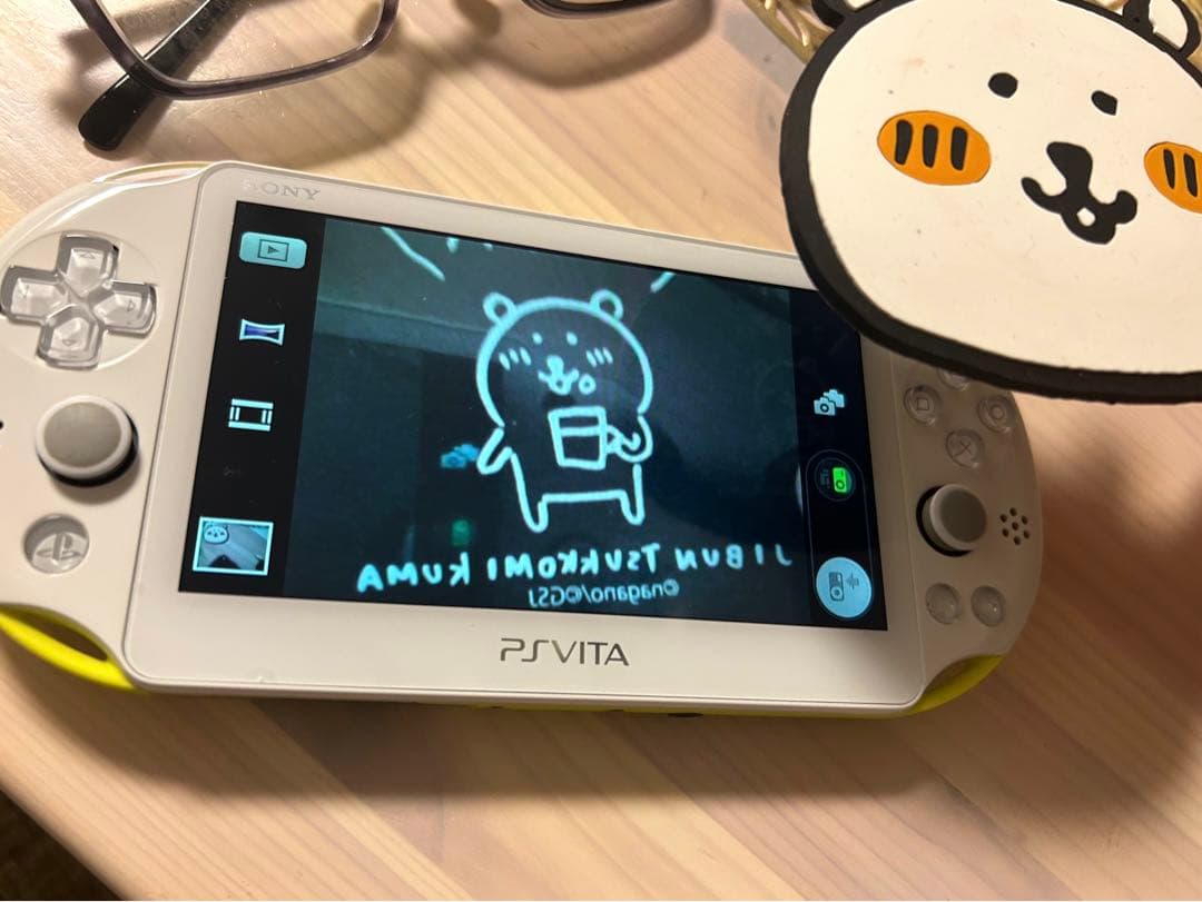 超美品・人気色】PS Vita PCH-2000ライムグリーン/ホワイト - メルカリ