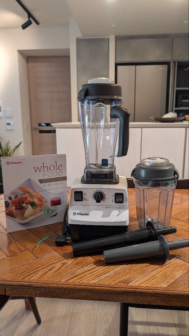 バイタミックスVitamix 本体VM0111・コンテナセット - メルカリ