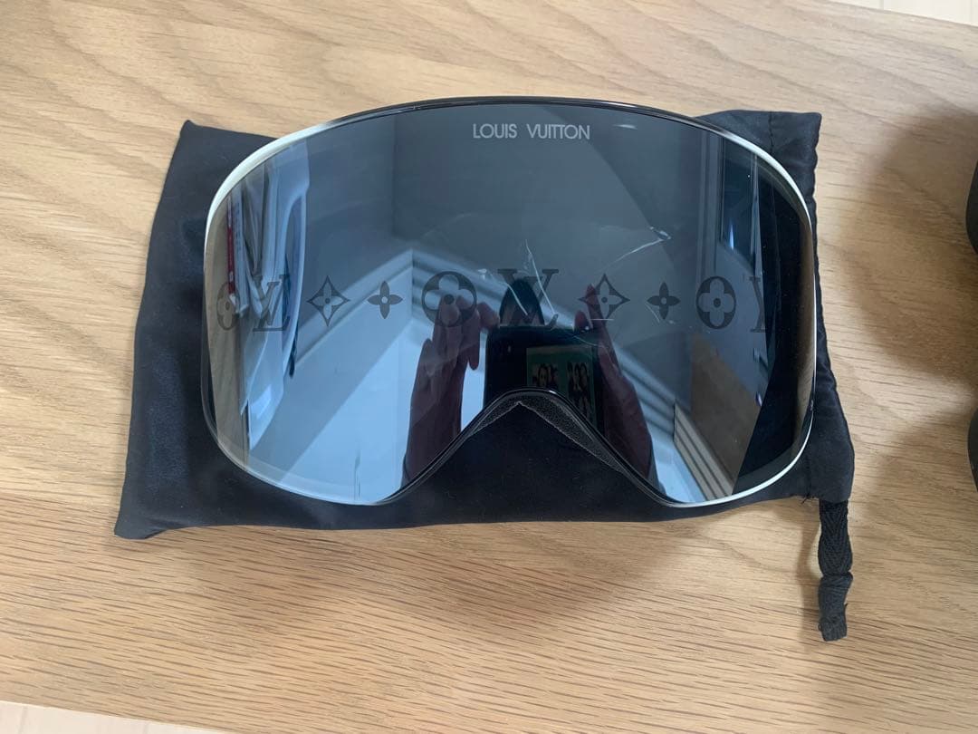 LOUIS VUITTON スノーアイウェア ルイヴィトン】LV スノー 機能的でおしゃれなゴーグルの美 (Louis