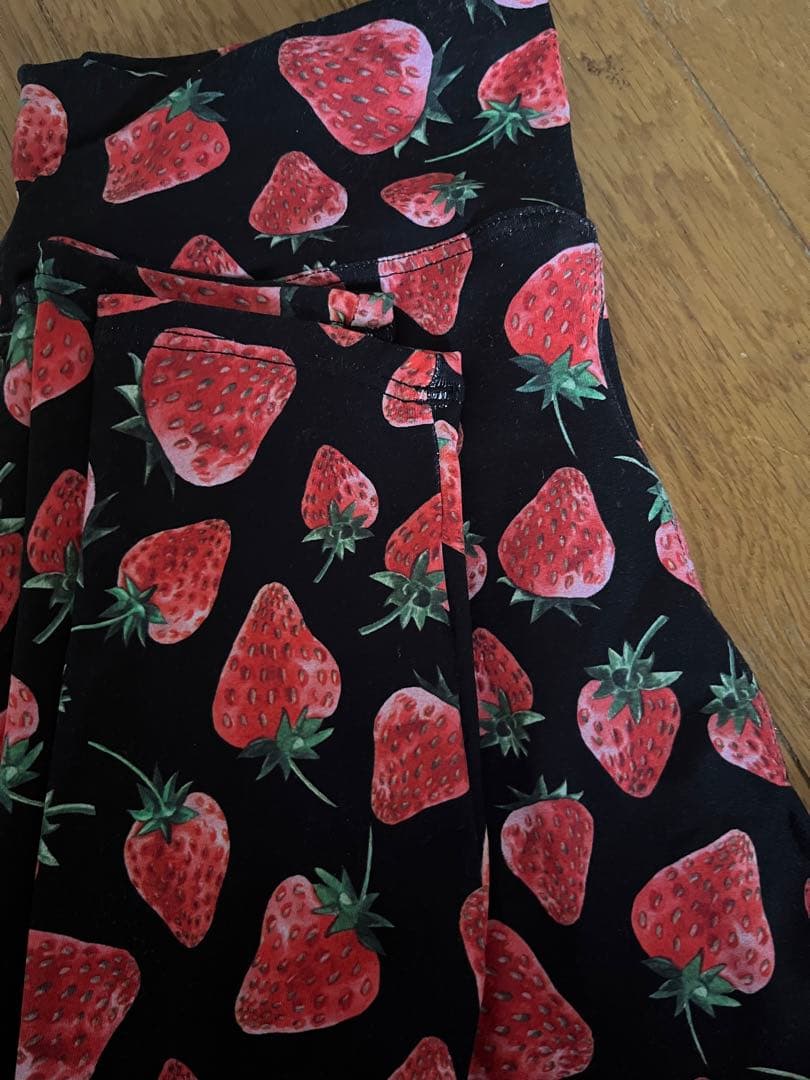 リンダワークス いちご柄 レギンス - メルカリ
