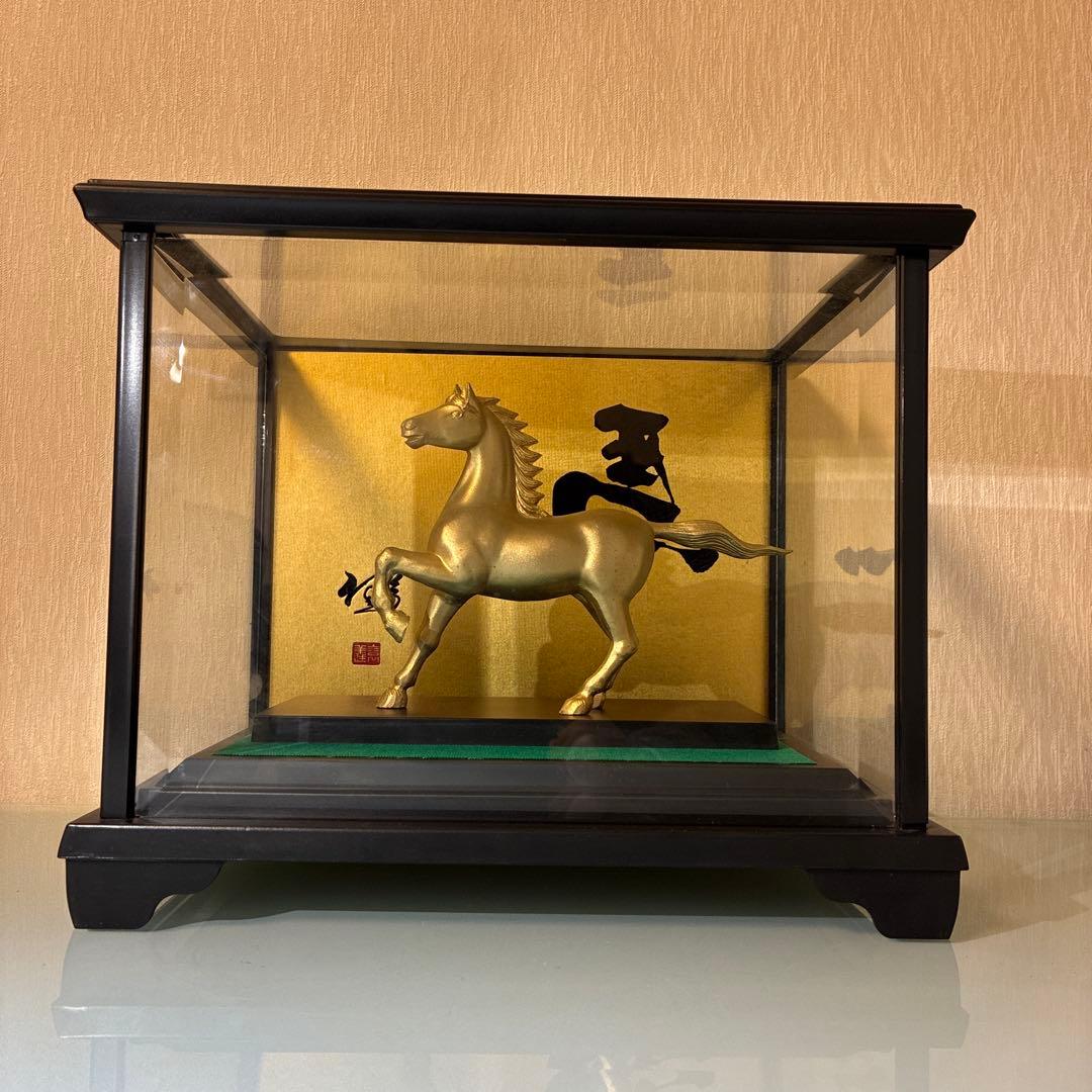 干支の置物 午年 馬の置物 福招き左馬 ガラスケース入 - メルカリ